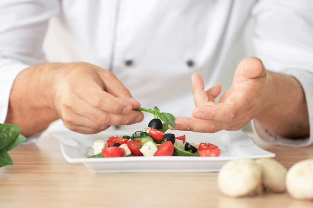 Kucharz przygotowujący danie